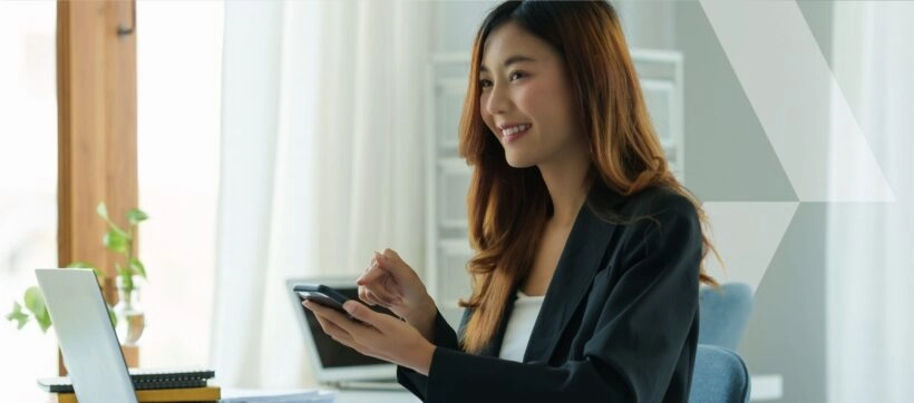 Femme utilisant son téléphone